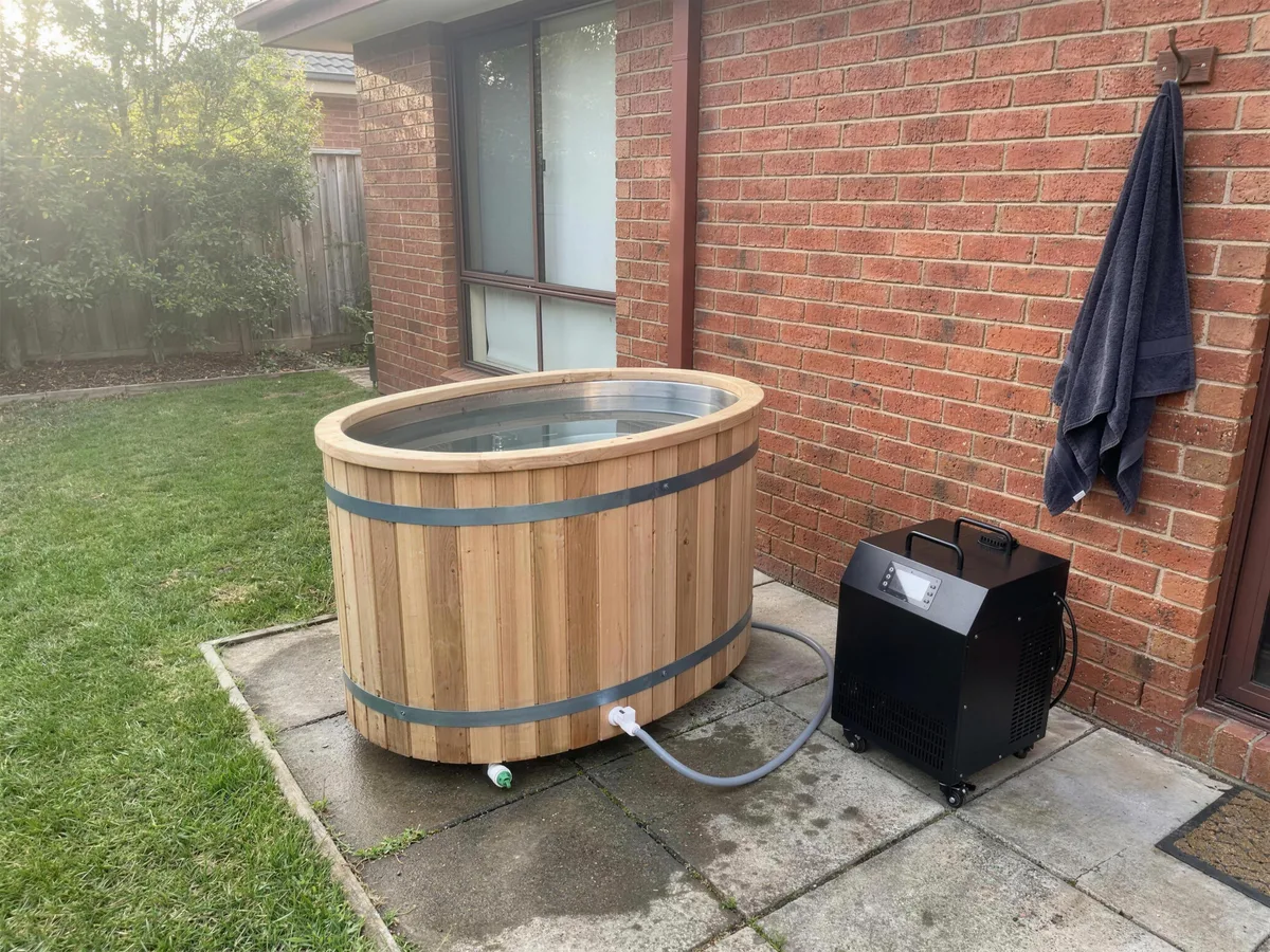 Vivamare Essential — cedar oval tub with XY-Pro chiller in a home patio